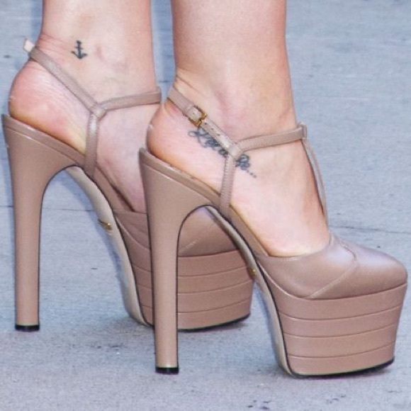 GUCCI
Malaga Kid T Strap Platform Pumps 40.5 Porcelain
Rose size 6 nude - Picture 2 of 6